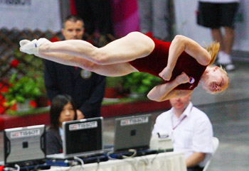 Anna Korobeynikova de Rusia, realiza manantiales en el aire, en la final de la competencia de Gimnasia en  Trampolín de mujeres en los Juegos Mundiales de Kaohsiung, este martes.
