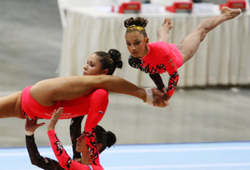 Las rusas Ekaterina Loginova, Aygul Shaykhudinova y Ekaterina Stroynova, realizan una maniobra en la final de la competencia de gimnasia acrobática de mujeres grupal en los Juegos Mundiales. El trío ganó la medalla de oro con un puntaje casi perfecto de 28,901 puntos.