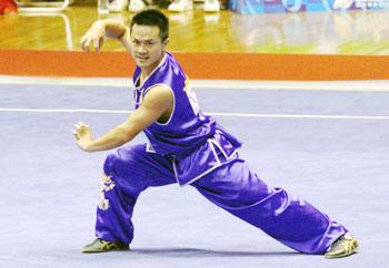 El taiwanés Peng Wei-Chua realiza con poder el gusto del tigre, en la competencia final de Wushu Taolu Nanguan/Nangun  para hombres en los Juegos Mundiales de Kaoshiung el 24 de julio.  Peng ganó la medalla de oro en el evento. 