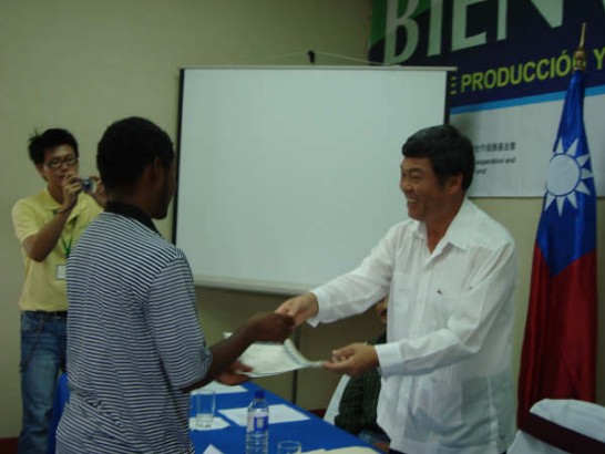 El Embajador Adolfo Sun otorgando diplomas a los participantes.