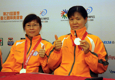 Wang Yu-chin (derecha) y Chen Wen-ni (izquierda), jugadoras taiwanesas, capturan la medalla de plata con un total de 2.140 puntos en la competición del bowling (bolos) de la categoría de dobles femeninos celebrada en los XXI Juegos Sordolímpicos de Verano de Taipei 2009 el miércoles 9.