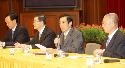 El presidente Ma Ying-jeou (segundo desde la derecha), así como el vicepresidente Vincent Siew (segundo desde la izquierda), el nuevo primer ministro Wu Den-yih (derecha) y el flamante viceprimer ministro Eric Liluan Chu (izquierda) convocan una conferencia de prensa después de la inauguración del nuevo Gabinete el jueves 10, calificando el Jefe de Estado en la ocasión al nuevo Gabinete como un 'Gabinete de acción' acentuando el poder de ejecución, la competitividad y el poder de suavidad. (Foto de CNA)