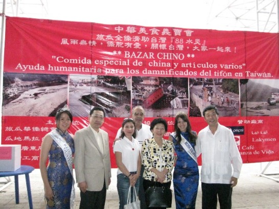 El Embajador Suzuki de Japón, el Ex Embajador de Guatemala en Taiwán Gálvez Coronado y su señora, el Embajador de Taiwán Adolfo Sun y la Embajadora, y las reinas chinas en la inauguración de Bazar Chino