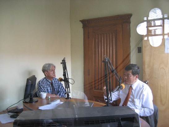 El presentador Licdo. Marcial Mendez y el Embajador Adolfo Sun