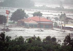 El tifón Morakot azotó Taiwan entre el 7 y 9 de agosto con vientos y lluvias torrenciales que causaron deslaves y inundaciones catastróficos, los peores en 50 años, en la parte sur de la isla, dejando una estela de desolación y destrucción. Hasta el momento, el desastre dejó 461 fallecidos, 192 desaparecidos y 45 heridos, así como 24.775 damnificados. Las pérdidas agrícolas se calculan en alrededor de NT$16.400 millones (US$497 millones). (CNA)