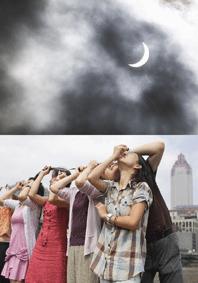 El eclipse solar más largo del siglo se observó parcialmente el 22 de agosto en Taiwan, así como en muchas partes de Asia. El eclipse total tuvo una duración de seis minutos, 39 segundos. En Taiwan se comenzó a ver a las 8:23 de la mañana, con su punto culminante a las 9:40 de la mañana. El eclipse parcial fue de un 80 por ciento en la parte norte y del 70 por ciento en el centro y sur de la isla. Multitudes salieron a las calles y azoteas para observar con asombro el enigmático fenómeno natural. ( Chen Mei-ling)