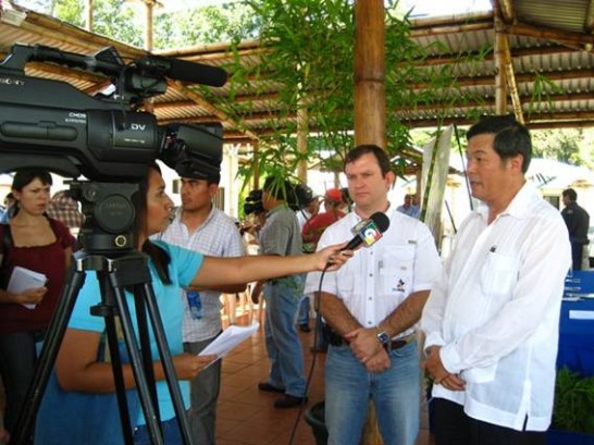 El embajador Sun recibió entrevista de los medios.