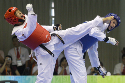 Lu Szu-jou de Taiwan (izquierda) derrota a su rival de Letonia, Laura Gaile, por 7-0 en la final del combate de taekwondo femenino celebrado en la 21ª Sordolimpiada de Taipei 2009, y es declarada ganadora de la medalla de oro en la división de la segunda categoría de entre los 49 y los 57 kilos.