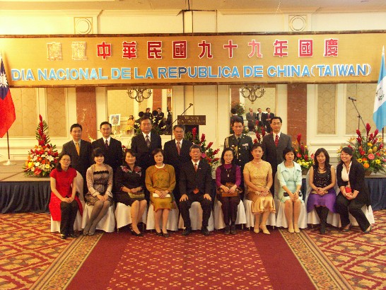 中華民國駐瓜地馬拉大使館今（10月8日）午假瓜京「皇道大飯店」(Hotel Westin Camino Real) 舉行國慶酒會，由我駐瓜國大使孫大成與瓜國外交部次長莫拉雷斯(Carlos Raúl Morales)共同主持，期盼未來兩國邦交更密切友好。