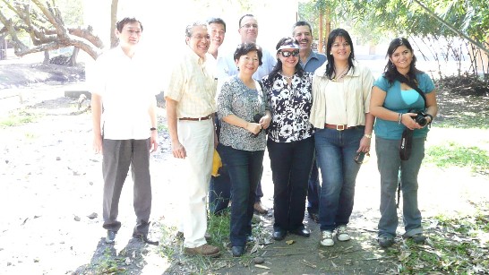 為加強宣揚我對瓜國之各項合作計畫，特別是在竹子之栽培與建築方面的成效，元月28日孫大使與瓜國聯合廣播電台董事長Edgar Archila Marroquin，台長Marisol Archila de Mendez及環保組織基金會For Marta Cecilia Estrada（Coordinadora de Investigacion de Jardin Botanico）等前往Cuyuda 我竹藝中心參觀。