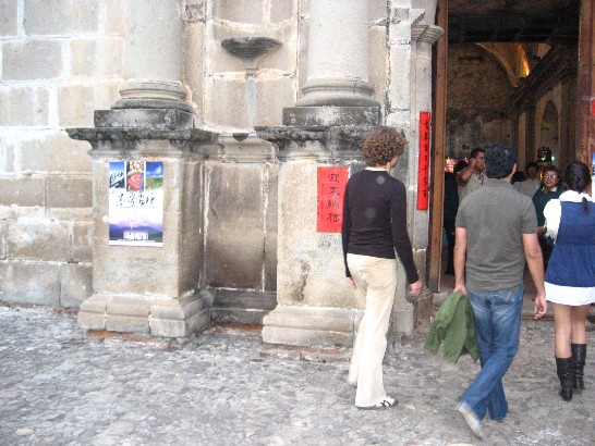 展場(華裔青年表演我國舞蹈場地)外觀(活動開始前陸續有觀眾進入)