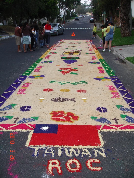 Según la tradición de varios años, al acercarse la fecha de la Semana Santa, la residencia del embajador de la República de China (Taiwan), Adolfo Sun, se elabora una de las alfombras más coloridas y largas de la vecindad para recibir la procesión organizada por los docentes y las alumnas del Colegio Católico de Bethania. 