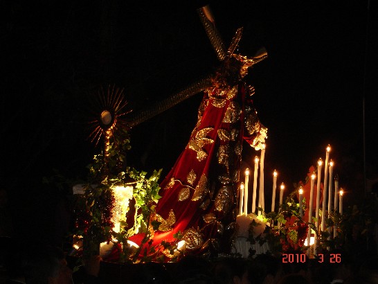 Según la tradición de varios años, al acercarse la fecha de la Semana Santa, la residencia del embajador de la República de China (Taiwan), Adolfo Sun, se elabora una de las alfombras más coloridas y largas de la vecindad para recibir la procesión organizada por los docentes y las alumnas del Colegio Católico de Bethania. 