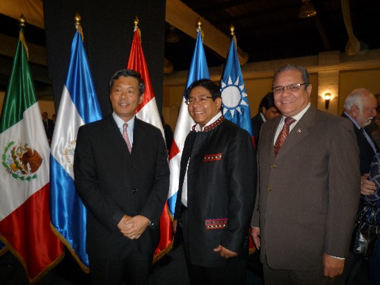 「第七屆瓜地馬拉國際書展」(VII Feria Internacional del Libro/ Guatemala, FILGUA)於7月16日正式展開，為期十天，15日晚在瓜京「工業公園」(Parque de la Industria) 舉行場面盛大的開幕典禮,將於99年7月25日結束。