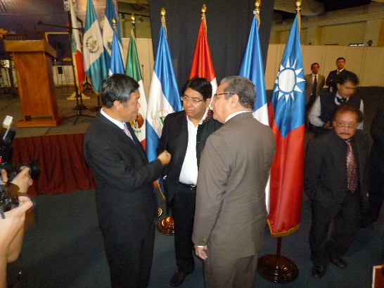 「第七屆瓜地馬拉國際書展」(VII Feria Internacional del Libro/ Guatemala, FILGUA)於7月16日正式展開，為期十天，15日晚在瓜京「工業公園」(Parque de la Industria) 舉行場面盛大的開幕典禮，我駐瓜地馬拉大使孫大成（Adolfo Sun）獲邀出席為座上賓。