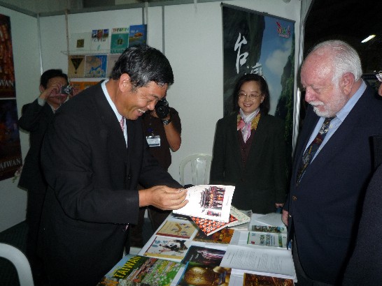 「第七屆瓜地馬拉國際書展」(VII Feria Internacional del Libro/ Guatemala, FILGUA)於7月16日正式展開，為期十天，15日晚在瓜京「工業公園」(Parque de la Industria) 舉行場面盛大的開幕典禮，將於99年7月25日結束。