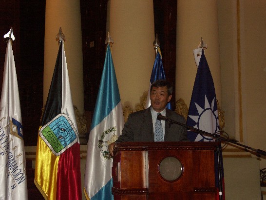 駐瓜地馬拉大使館孫大使大成在「2010年臺灣獎學金、國合會獎學金暨外交部華語文獎學金頒贈典禮」中致詞。