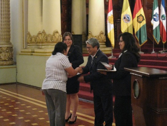 瓜國教育部次長 Jorge Raymundo頒發獎學金。