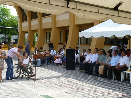 瓜國Zacapa省長莫拉雷斯（右一）與孫大使於該省府聯合和平廣場聆聽該廣場啟用頌詞