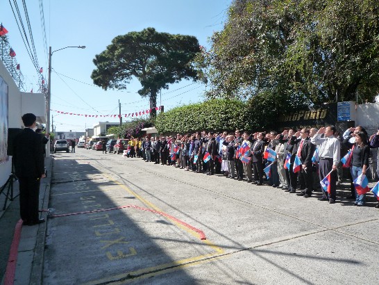 今天是中華民國100年開國紀念日，瓜地馬拉僑界不畏冷冽寒風，清晨至我駐瓜大使館大門前舉行升旗典禮，高唱中華民國國歌與國旗歌，祝賀中華民國國運昌隆。
