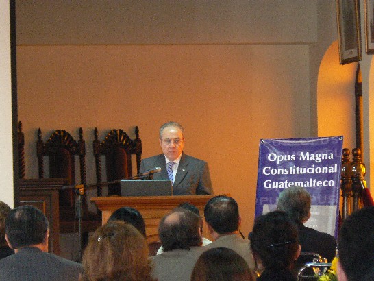 瓜地馬拉憲法法院院長莫利納（Lic. Roberto Molina Barreto）於第一冊發表會上致詞時，特別重申感謝中華民國政府贊助該院翻印瓜國憲法巨著。