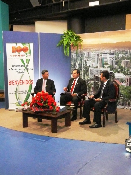 3.	孫大使與主持人Luis Velasquez父子合影