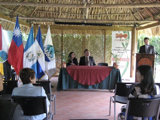 本館孫大使（右一）代表慶富造船公司捐贈瓜國農牧暨糧食部竹造林計畫致詞，部長戴雷昂（Juan Alfonso De León,中）與次長桑鐸芭（Carmen Sandoval,左）在座聆聽。