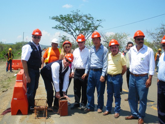 本館孫大使大成(左五)、瓜國前外長伯里斯（Jorge Britz,左四）、交通部長英蘇瓦（Jesús Insua,左二）及熱帶雨林基金會兼專欄作家德芭斯（Vida Amor de Paz,左三）共同參與拍攝本案CA9號公路篇爆破工程。