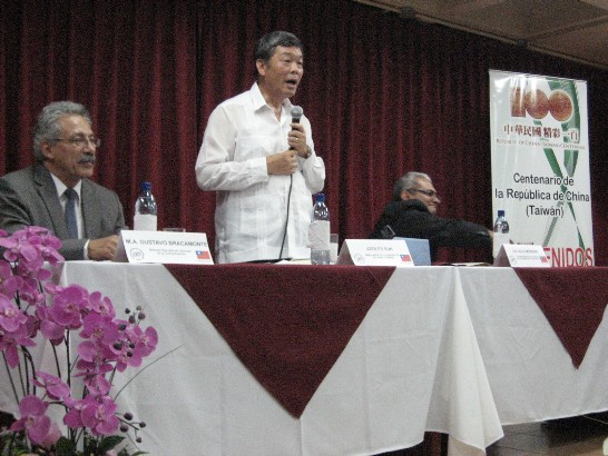 駐瓜國孫大使大成(中)致詞，「國立聖卡洛斯大學傳播學院」院長Gustavo Bracamonte(左)與副院長Julio Moreno(右)聆聽。