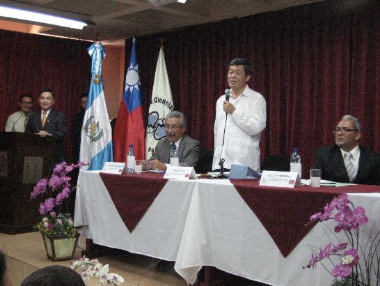 駐瓜國孫大使大成(中)致詞，「國立聖卡洛斯大學傳播學院」院長Gustavo Bracamonte(左)與副院長Julio Moreno(右)聆聽。