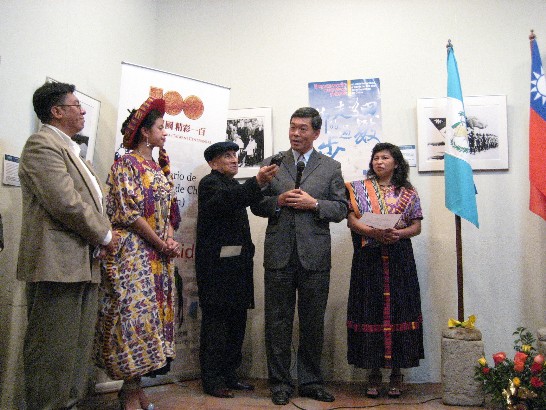 (Vessica美術館)孫大使(右二)致詞、C館長(左一)及來賓聆聽，記者(右三)錄音中。