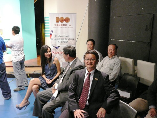   瓜國媒體「展望電視台」(GUATEVISION) 21日邀請駐館孫大使大成於該台每週一至五上午6時至10時之現場直播之「早晨萬歲」(Viva la Mañana) 節目專訪，宣傳駐館與旅瓜僑團及相關之瓜國公私機構即將合辦之「慶祝中華民國建國100年大遊行」活動。