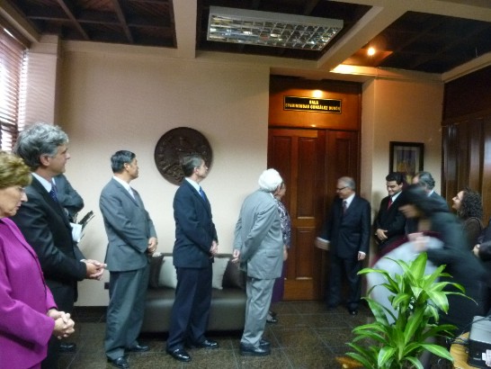 本（100）年7月21日下午本館孫大使大成偕陳秘書淑華應邀赴瓜國憲法法院參加該院前院長宮薩雷斯Epaminondas González紀念廳揭幕儀式，美國暨西班牙駐瓜大使、瓜國前副總統兼執政學院執行長卡皮佑（Roberto Carpio）、該院大法官及前院長宮薩雷斯（González）遺孀Wendy de González等約15人應邀觀禮，儀式簡單隆重，為時約1個半小時。