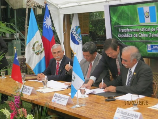 孫大使大成與瓜農牧部部長Efraín Medina Guerra共同簽署備忘錄及移交儀式