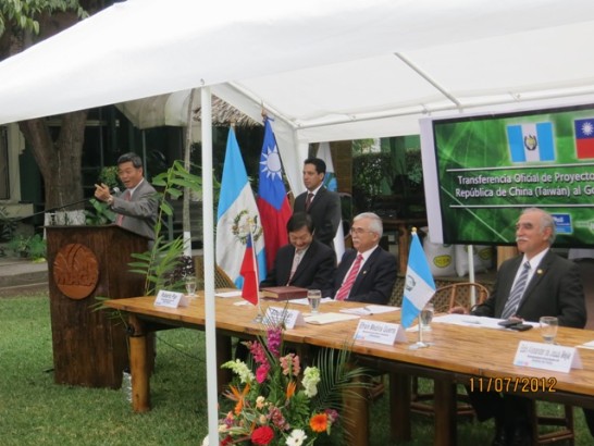 孫大使大成與瓜農牧部部長Efraín Medina Guerra共同簽署備忘錄及移交儀式
