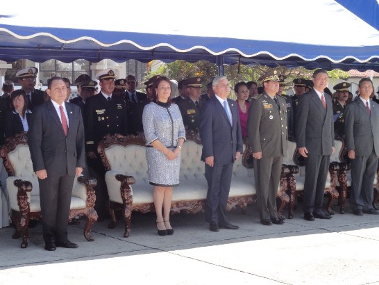 瓜國總統裴瑞茲（右4）與副總統芭爾德蒂（左2）及我國防部高部長華柱（右2）及孫大使大成（右1）共同主持我國直升機捐贈典禮