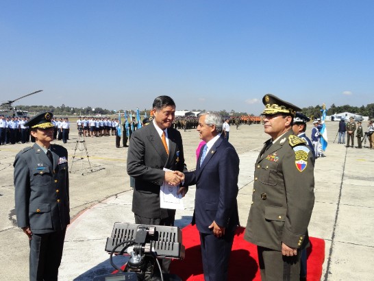 瓜國總統裴瑞茲頒贈高部長空軍十字勳章