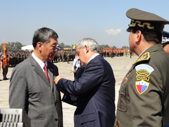 孫大使大成獲裴瑞茲總統勳章表揚