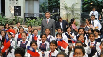 孫大使(左二)與蒞臨觀禮小朋友合影，鼓勵渠等用心向學。