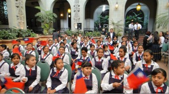 蒞臨觀禮小朋友持我國國旗場面溫馨感人