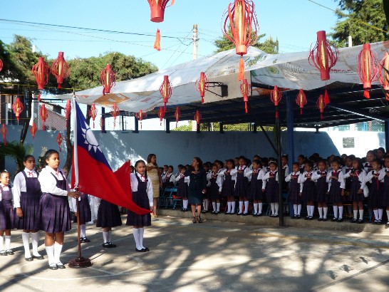 瓜地馬拉中華民國小學舉行慶祝中華民國建國101年慶祝活動，學生向中華民國國旗致意