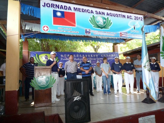 本館孫大使大成（左一）與El Progreso省San Agustín AC市長馬羅清（Manuel Marroquín，在孫大使背後）、國會議員巴里歐斯（Jorge Barrios，左二）及慈濟瓜國聯絡處負責人柯芬卿等共同舉行開幕式