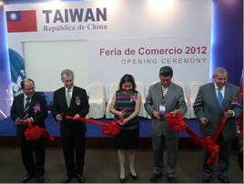 「2012年瓜地馬拉中華民國商展」開幕剪綵(由左至右為：瓜國外交部次長Iván Espinoza、商業總會Jorge Briz會長、瓜國經濟部次長María Luisa Flores、本館孫大使大成及台瓜商會Rolando Archila會長）。