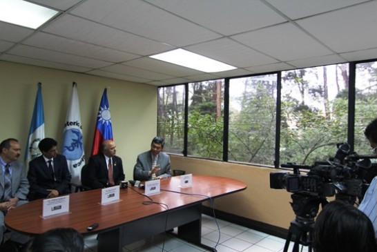 孫大使與V部長主持記者會