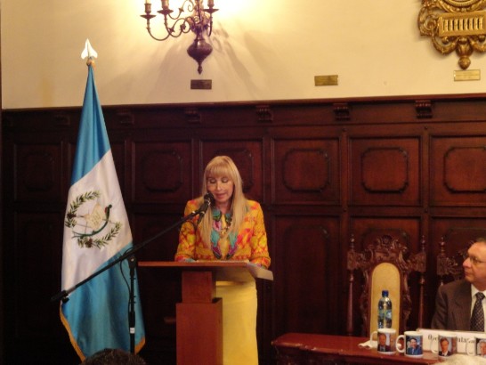 瓜國「熱帶雨林基金會」會長Vida Amor de Paz女士宣布所攝製「馬雅文化新世紀」（13 BA’KTUN）紀錄片開始對外播放之發表會