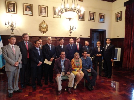 我駐瓜地馬拉孫大使大成（左1）與與會之外交團大使及貴賓合影
