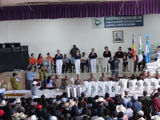 瓜國慈濟會員發放賑災物資