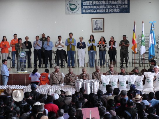 我駐瓜國大使孫大成（台上自右數6）與慈濟會員共同主持發放物資典禮