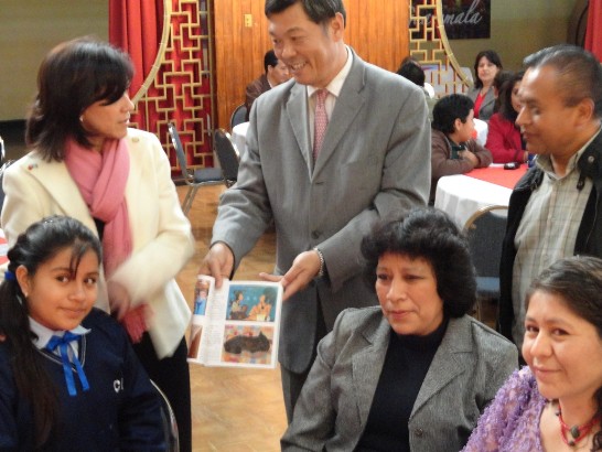 孫大使致贈瓜國教育部長本年我繪畫展紀念冊