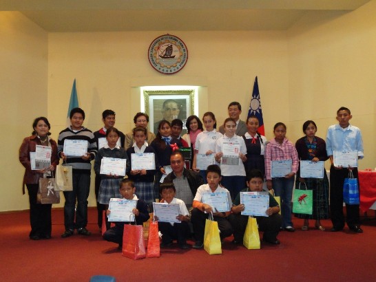 孫大使向瓜國教育部長介紹我兒童畫展內容